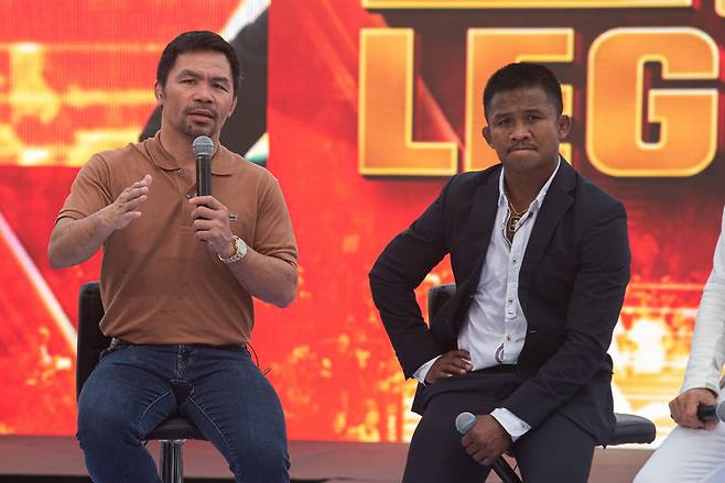 지난 2023년 복싱 8체급 석권의 전설 매니 파퀴아오(필리핀, 왼쪽)와 시범경기로 대결한 ‘무에타이 전설’ 부아카우 반차멕이 나란히 인터뷰에 응하고 있다. [게티이미지]