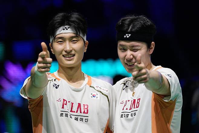 [쿠알라룸푸르=AP/뉴시스] 김원호(왼쪽)와 서승재가 11일(현지 시간) 말레이시아 쿠알라룸푸르 악시아타 아레나에서 열린 2026 세계배드민턴연맹(BWF) 월드 투어 슈퍼 1000 말레이시아오픈 남자 복식 결승에서 애런 치아-소위익 조(말레이시아)를 꺾고 우승한 뒤 세리머니하고 있다. 김원호-서승재가 2-1(21-15 12-21 21-18)로 승리하고 2연패를 달성했다. 2026.01.11.