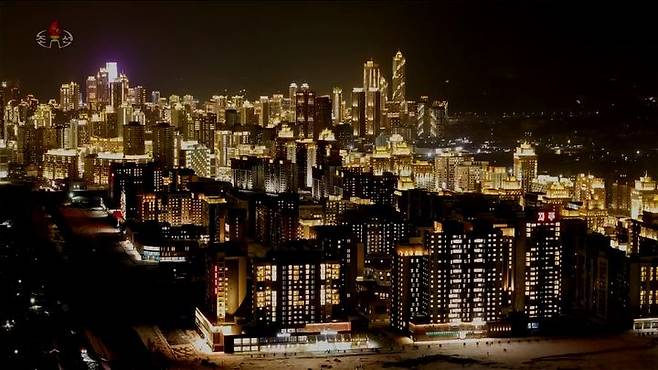 [서울=뉴시스] 김정은 북한 국무위원장이 지난 10일 평양 '화성지구 4단계' 건설사업을 현지에서 지도했다고 조선중앙TV가 보도했다. 사진은 평양 화성지구의 모습. (사진=조선중앙TV 캡처) 2026.01.11. photo@newsis.com *재판매 및 DB 금지