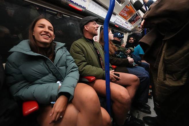 [런던=AP/뉴시스] 11일(현지 시간) 영국 런던에서 연례 '바지 안 입고 지하철 타기'(No Trousers Tube Ride) 행사가 열려 바지를 입지 않은 승객들이 지하철을 이용하고 있다. 2002년 미국 뉴욕에서 시작된 이 행사는 세계로 퍼져나가 매년 1월 세계 각지에서 열리는 국제 행사로 자리 잡았다. 2026.01.12.