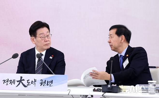 [서울=뉴시스] 최동준 기자 = 이재명 대통령이 9일 청와대에서 열린 경제성장전략 국민보고회에서 구윤철 부총리와 자료를 보며 이야기를 나누고 있다. (청와대통신사진기자단) 2026.01.09. photocdj@newsis.com