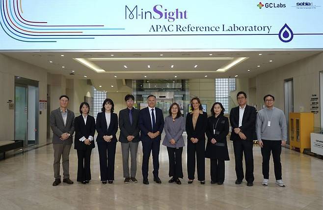 [서울=뉴시스] GC녹십자의료재단 로비에서 이상곤 재단 대표원장(왼쪽에서 4번째), 장 마르크 셰르메뜨 세비아 대표(왼쪽에서 5번째)가 기념촬영을 했다. (사진=GC녹십자의료재단 제공) 2026.1.12. photo@newsis.com *재판매 및 DB 금지
