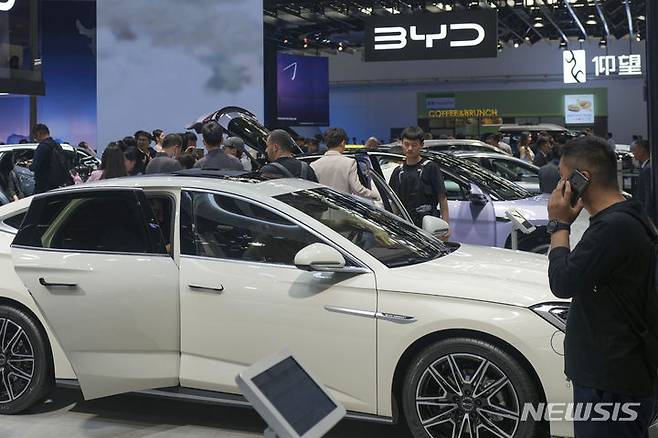 [베이징=AP/뉴시스]2024년 4월26일 중국 베이징에서 열린 중국 오토쇼에서 관람객들이 비야디(BYD) 부스에서 자동차를 바라보고 있다. 중국은 12일 전기차 수입을 둘러싼 분쟁을 해결할 조치에 관해 유럽연합(EU)과 합의에 도달했다고 밝혔다. 2026.01.12.