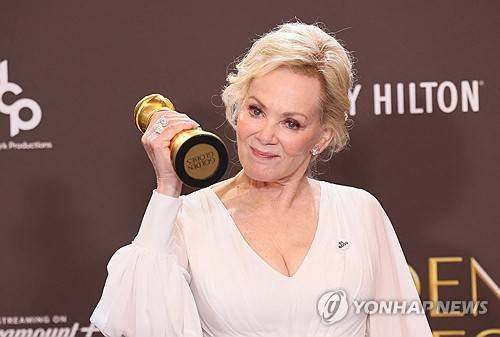 골든글로브 시상식에서 '비 굿' 배지를 단 배우 진 스마트 [AFP=연합뉴스 자료사진 제공]