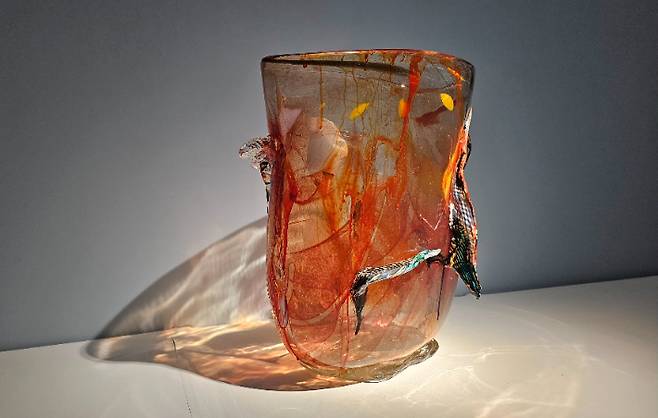 전시작품 Kim en joong, 2022, Painting on glass, 34x30x16cm 은중화랑 제공