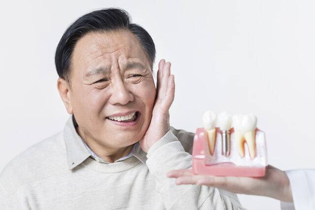 전문가들은 초고령화 사회에서 임플란트 시술에 관해 나이는 이제 큰 의미가 없다고 본다. 클립아트코리아