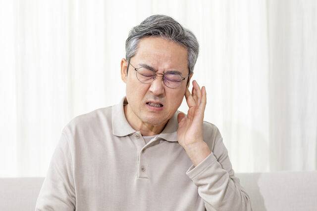 빠진 치아를 대체하거나 남아 있는 치아 건강을 유지하기 위해서는 인공치아인 임플란트를 심는 것이 가장 안전한 방법이라고 전문가들은 입을 모은다. 클립아트코리아