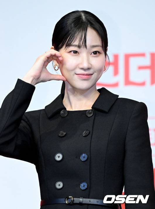 [OSEN=조은정 기자] tvN 새 토일드라마 ‘언더커버 미쓰홍’ 제작발표회가 12일 오후 서울 구로구 신도림 더링크 호텔에서 열렸다.‘언더커버 미쓰홍’은 1990년대 세기말, 30대 엘리트 증권감독관 홍금보가 수상한 자금의 흐름이 포착된 증권사에 20살 말단 사원으로 위장취업하며 벌어지는 좌충우돌 레트로 오피스 코미디다. 고경표 외에 배우 박신혜, 하윤경 등이 출연한다.배우 하윤경이 포즈를 취하고 있다. 2026.01.12 /cej@osen.co.kr