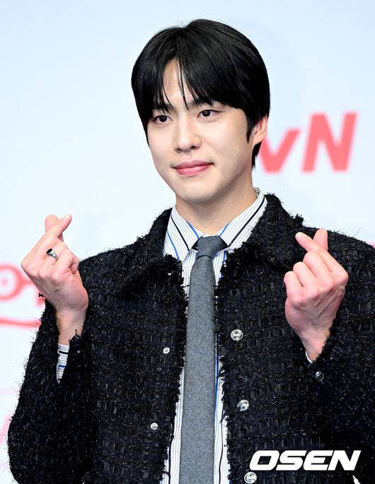 [OSEN=조은정 기자] tvN 새 토일드라마 ‘언더커버 미쓰홍’ 제작발표회가 12일 오후 서울 구로구 신도림 더링크 호텔에서 열렸다.‘언더커버 미쓰홍’은 1990년대 세기말, 30대 엘리트 증권감독관 홍금보가 수상한 자금의 흐름이 포착된 증권사에 20살 말단 사원으로 위장취업하며 벌어지는 좌충우돌 레트로 오피스 코미디다. 고경표 외에 배우 박신혜, 하윤경 등이 출연한다.배우 조한결이 포즈를 취하고 있다. 2026.01.12 /cej@osen.co.kr