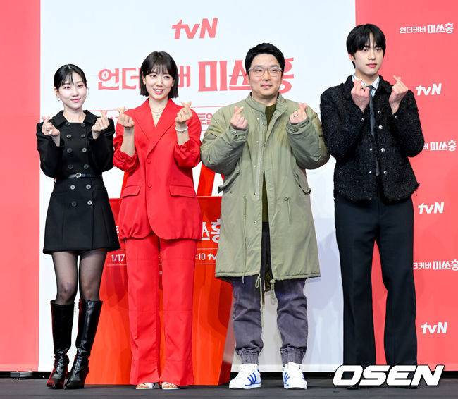 [OSEN=조은정 기자] tvN 새 토일드라마 ‘언더커버 미쓰홍’ 제작발표회가 12일 오후 서울 구로구 신도림 더링크 호텔에서 열렸다.‘언더커버 미쓰홍’은 1990년대 세기말, 30대 엘리트 증권감독관 홍금보가 수상한 자금의 흐름이 포착된 증권사에 20살 말단 사원으로 위장취업하며 벌어지는 좌충우돌 레트로 오피스 코미디다. 고경표 외에 배우 박신혜, 하윤경 등이 출연한다.배우 하윤경, 박신혜, 조한결과 박선호 감독이 포즈를 취하고 있다. 2026.01.12 /cej@osen.co.kr