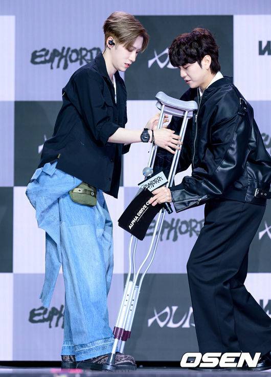 [OSEN=조은정 기자] 알파드라이브원 미니 1집 ‘EUPHORIA’ 발매 기념 미디어 쇼케이스가 12일 서울 용산구 블루스퀘어에서 열렸다.알파드라이브원의 데뷔 앨범인 미니 1집 ‘EUPHORIA’에는 선공개곡 ‘FORMULA’(포뮬러)와 타이틀곡 ‘FREAK ALARM’(프릭 알람)을 비롯해 ‘Raw Flame’(로우 플레임), ‘Chains’(체인스), ‘Never Been 2 Heaven’(네버 빈 투 헤븐), ‘Cinnamon Shake’(시나몬 셰이크)까지 총 6곡이 수록됐다.알파드라이브원 아르노가 포즈를 취하기 위해 목발을 건네고 있다.  2026.01.12 /cej@osen.co.kr