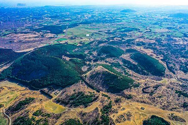 좌보미오름과 알오름들. 독특한 모양의 오름이다