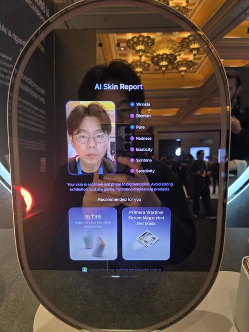 4일(현지시간) 미국 라스베이거스 윈 호텔 삼성전자 단독 전시관에서 아모레퍼시픽과 협업한&nbsp;‘AI&nbsp;뷰티 미러’로 피부를 진단하는 모습. 라스베이거스=이동수 기자