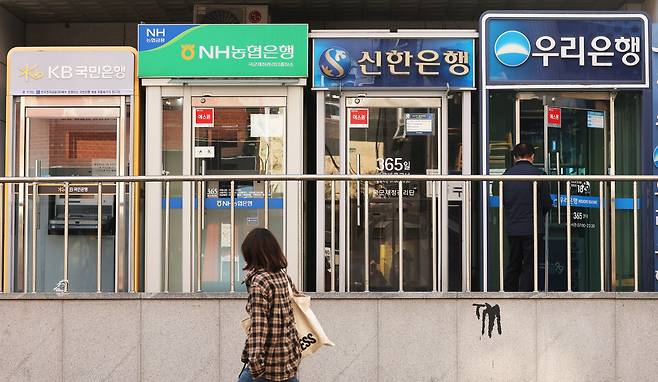 4대 금융지주(KB·신한·하나·우리)가 올해 3분기까지 15조 원이 넘는 역대 최대 이익을 냈지만 자산 건전성은 급속히 악화하고 있는 것으로 나타났다. 뉴스1