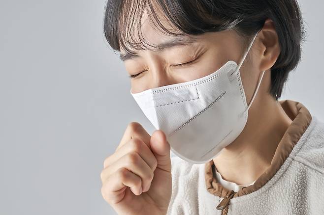 기침과 가래는 흔히 감기로 오해하기 쉬운 증상이지만, 증상이 반복되거나 심해질 경우 만성 폐쇄성 폐질환(COPD)일 수 있어 유의해야 한다. 게티이미지뱅크