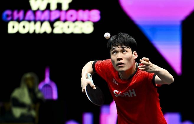 장우진이 12일(한국시간) 카타르 도하에서 열린 월드 테이블 테니스(WTT) 챔피언스 도하 2026 남자 단식 결승에서 대만 린윈루를 상대로 서브를 넣고 있다. 2026.1.11 도하 신화 연합뉴스