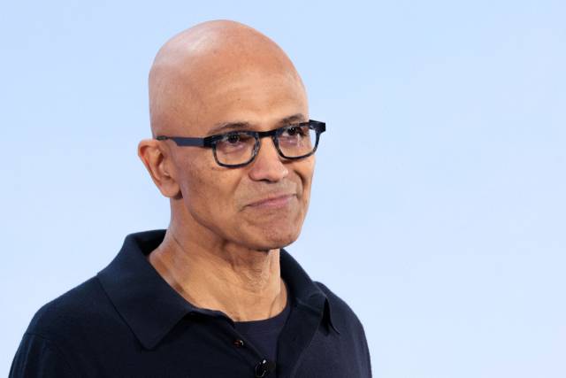 사티아 나델라 마이크로소프트(MS) 최고경영자(CEO). 그는 2014년 취임 이후 마이크로소프트를 클라우드와 AI 중심으로 성공적으로 전환시킨 인물로 평가받는다. 다만 구글이 자체 AI 칩인 텐서처리장치(TPU)로 혁신을 일으킨 사이 마이크로소프트는 엔비디아 그래픽처리장치(GPU)에 계속 의존한 것이 두 회사 주가를 엇갈리게 했다. 플랫폼 시장에서도 구글이 자체 기술을 통한 ‘제미나이’로 ‘챗GPT’와 진검승부를 벌이는 동안 마이크로소프트는 오픈AI의 기술을 기반으로 한 ‘빙’ 서비스에 안주했다. 결국 마이크로소프트는 구글이 ‘제미나이 3.0’을 출시한 직후인 지난해 11월 21일(현지 시간) 곧바로 시가총액 3위 자리를 알파벳에 내줬다. 지난해 7월 엔비디아에 이어 역대 두 번째로 시총 4조 달러를 넘어섰던 마이크로소프트의 이달 9일 시총은 고작 3조 5,622억 달러에 불과하다. 시총 순위도 이 기간 2위에서 4위로 내려왔다. AFP연합뉴스