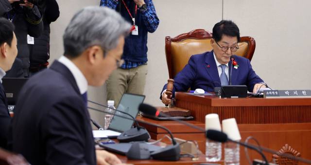 12일 국회에서 열린 법제사법위원회 안건조정위원회에서 박지원 소위원장이 의사봉을 두드리고 있다. 연합뉴스