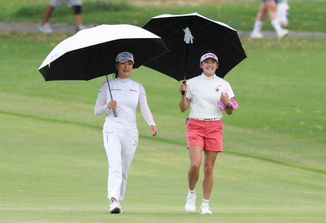 동반 라운드를 펼치고 있는 윤이나(왼쪽)와 이와이 치사토. 사진 제공=대홍기획