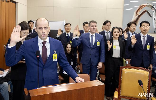 2025년 12월30일, 국회에서 열린 쿠팡 연석 청문회에 참석해 선서하는 해럴드 로저스 쿠팡 대표(왼쪽). ⓒ시사IN 조남진