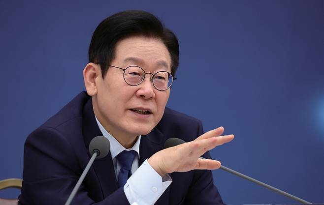 이재명 대통령이 2025년 12월17일 기후에너지부 업무보고에서 발전 공기업 5사 체제에 대해 지적하고 있다. ⓒ연합뉴스