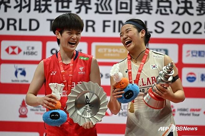 왕즈이(왼쪽)와 안세영이 환하게 웃고 있다. /AFPBBNews=뉴스1