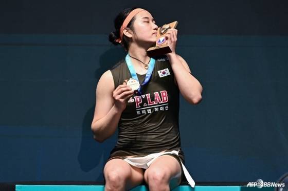 Ahn Se-young is kissing the trophy after winning the women's singles title at the Badminton World Federation (BWF) World Tour Super 1000 Malaysia Open held in Kuala Lumpur, Malaysia on the 11th (Korean time). /AFPBBNews=News1