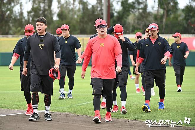 KIA 타이거즈가 2026시즌을 대비한 스프링캠프에 나선다. 지난해 미국 캘리포니아주 어바인에서 1차 캠프를 진행했던 KIA는 올해 일본 외딴섬 아마미오시마에서 1차 캠프를 진행한다. KIA는 아마미오시마에서 강한 강도의 훈련을 소화한 뒤 2월 중순 일본 오키나와로 이동해 실전 경기 위주의 2차 캠프를 진행할 예정이다. 엑스포츠뉴스 DB