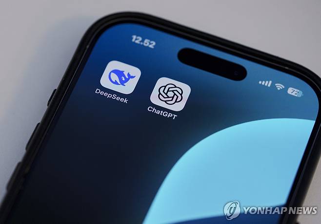 중국의 딥시크와 미국 오픈AI의 챗GPT [EPA 연합뉴스 자료사진. 재판매 및 DB 금지]