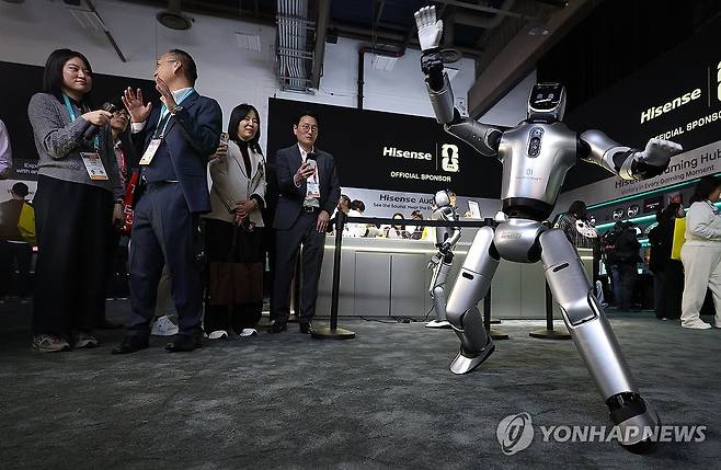 춤추는 하이센스의 로봇 (라스베이거스=연합뉴스) 김성민 기자 = CES 개막일인 6일(현지시간) 미국 네바다주 라스베이거스 컨벤션센터(LVCC) 중국 기업 하이센스 부스에서 '하이 로봇'이 춤을 추고 있다. 2026.1.7 ksm7976@yna.co.kr