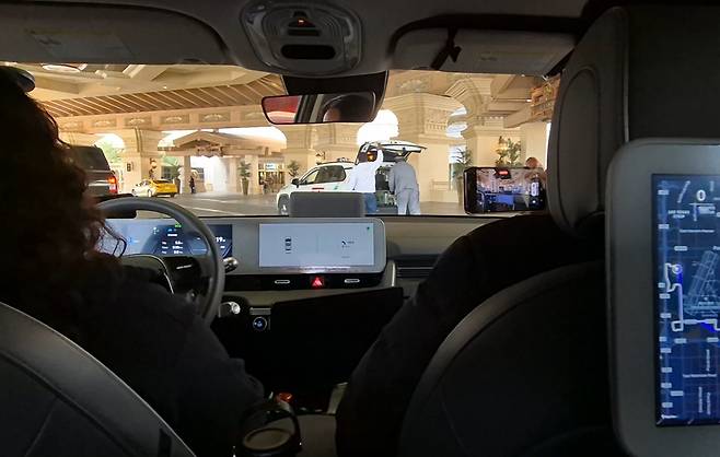 전방 택시가 차선을 물고 정차하자 대기 중인 로보택시 [촬영 홍규빈]