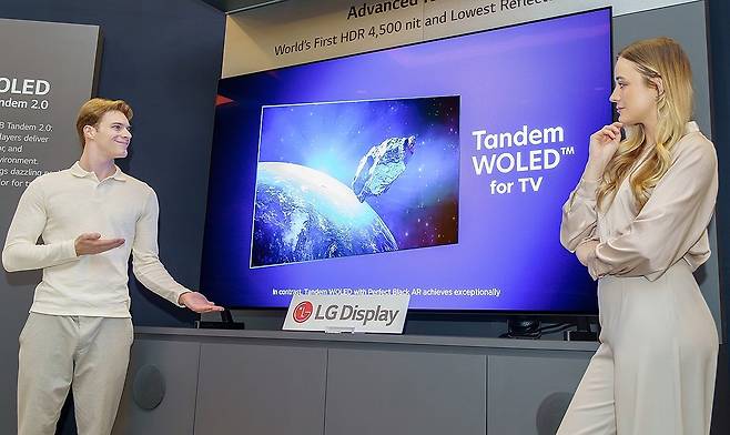 LG디스플레이, CES 2026서 LGD 대형 OLED 신제품 선보여 (서울=연합뉴스) LG디스플레이가 세계 최대 가전·정보기술(IT) 전시회 CES 2026에서 선보인 대형 유기발광다이오드(OLED) 패널 신제품들이 '최고의 CES 제품'으로 선정됐다고 8일 밝혔다. 2026.1.8 사진은 CES 2026에 전시한 LG디스플레이. 2026.1.8 [LG디스플레이 제공. 재판매 및 DB 금지] photo@yna.co.kr