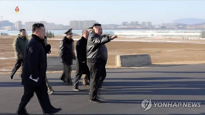 김정은, 준공 앞둔 신의주온실농장 방문 (서울=연합뉴스) 김정은 북한 국무위원장이 지난 2일 신의주온실종합농장 건설장을 찾아 새해를 맞이한 청년전위, 군인건설자들을 축하 격려하고 준공을 앞둔 신의주온실종합농장 지구를 돌아봤다고 조선중앙TV가 3일 보도했다. [조선중앙TV 화면] 2026.1.3 
    [국내에서만 사용가능. 재배포 금지. For Use Only in the Republic of Korea. No Redistribution] nkphoto@yna.co.kr