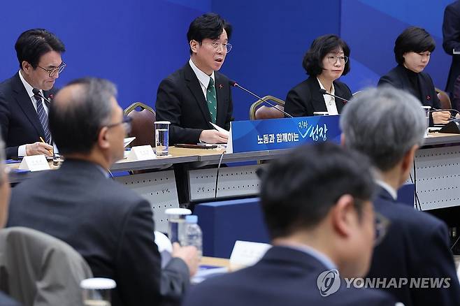 고용노동부 산하기관 업무보고 (세종=연합뉴스) 김주성 기자 = 김영훈 고용노동부 장관이 12일 세종컨벤션센터에서 열린 산하기관 업무보고에서 발언하고 있다. 2026.1.12 utzza@yna.co.kr
