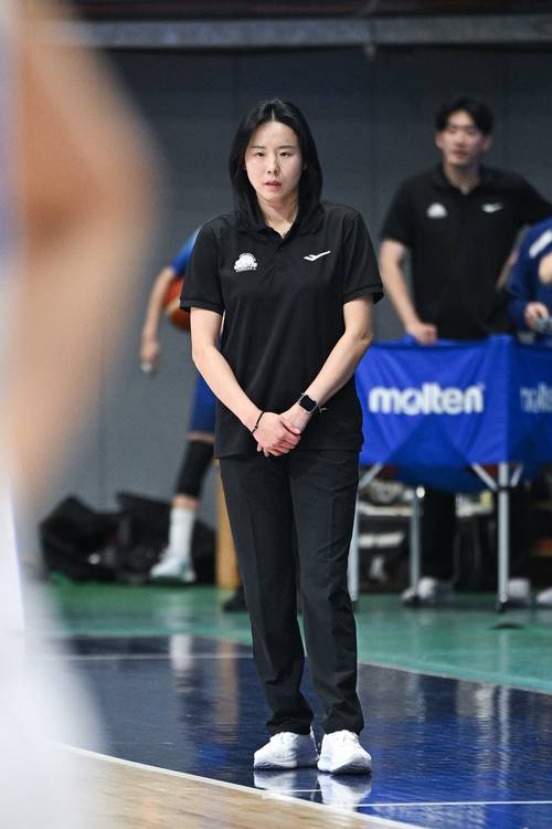 12일 인천 도원체육관에서 열린 우리은행 경기에서 최윤아 감독. /WKBL 제공