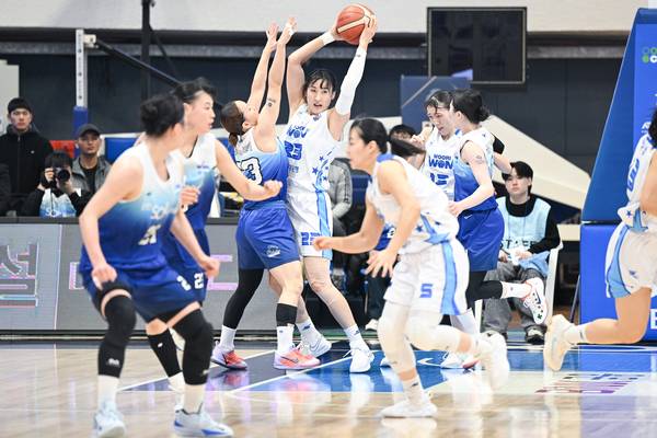 12일 인천 도원체육관에서 열린 우리은행 경기에서 볼다툼을 하는 신한은행 에스버드. /WKBL 제공