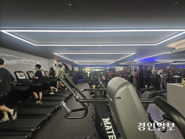 수원시내 한 헬스장을 찾은 회원들이 운동을 하고 있다. 2026.1.12 /윤혜경기자 hyegyung@kyeongin.com