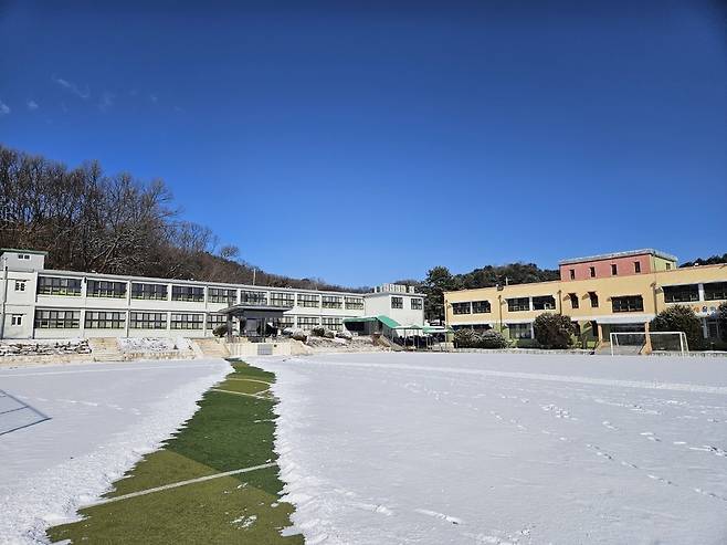 ▲ 폐교 후 새로 리모델링한 구 고산초 건물이 13일 오전 깨끗하게 단장돼 있다.