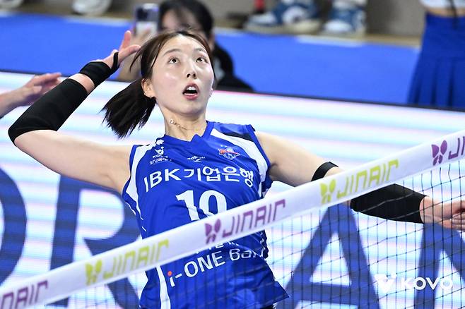 IBK기업은행의 고의정이 스파이크를 시도하고 있다. 사진=한국배구연맹