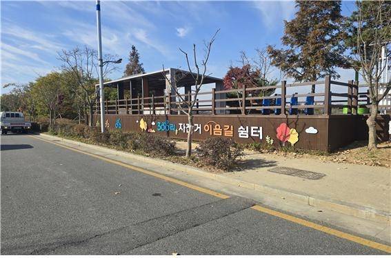 인천 서구에 설치된 300리 자전거 이음길 쉼터 전경.