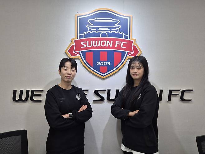 여자실업축구 WK리그 수원FC위민이 2026 시즌을 앞두고 영입한 수비수 김혜리(사진 왼쪽)와 공격수 최유리가 13일 구단 사무실에서 인터뷰를 한 뒤 사진을 촬영하고 있다. <이세용 기자>