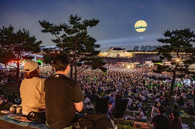 수원시민과 관광객들이 수원시 대규모 문화공연 중 하나인 수원화성헤리티지콘서트를 관람하고 있다.