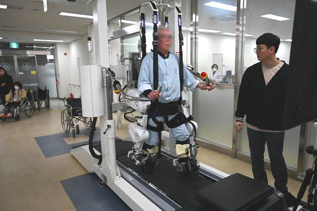 ▲ 로봇보행 재활치료 장비인 워크봇(Walkbot)-홍성의료원 제공