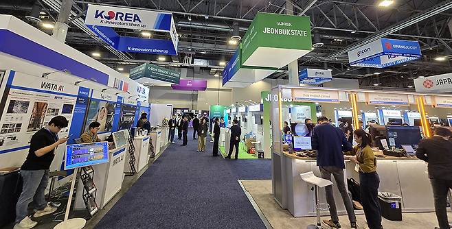 CES 2026 한국 스타트업관 통로를 따라 전북·광주·성남 등 지역 스타트업 부스가 빽빽하게 들어서 있다.