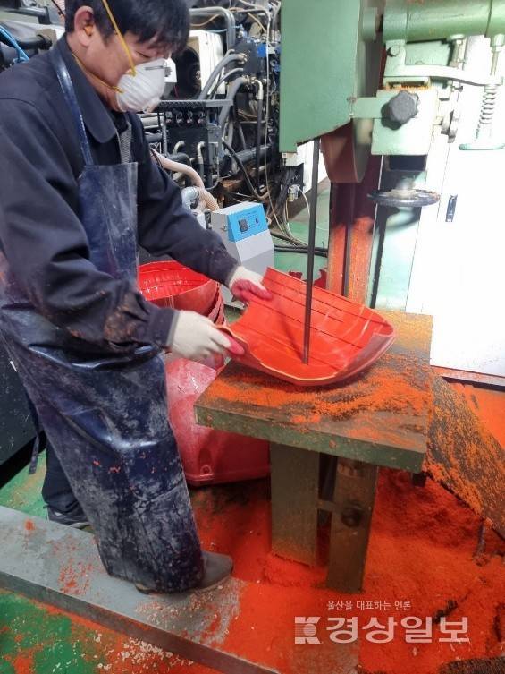 한 업체 작업자가 부표를 수거해 폐기하는 모습. 독자 제공