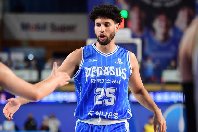 프로농구 대구 한국가스공사 페가수스의 베니 보트라이트가 12일 창원 LG 세이커스전에서 팀 동료와 하이파이브를 하고 있다. KBL 제공