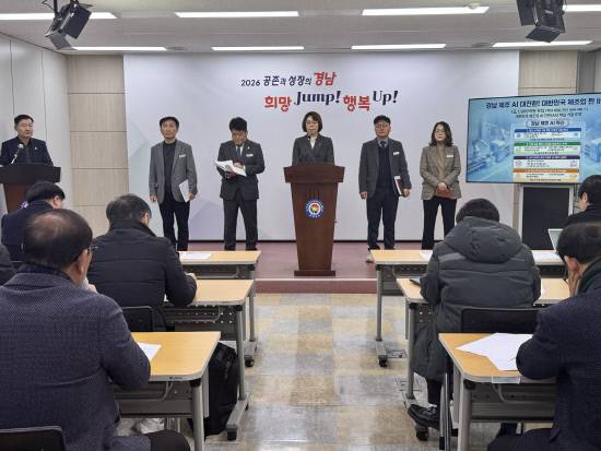 경남도 이미화 산업국장이 13잉 오전 도청 프레스센터에서 브리핑을 갖고 제조업 분야 AI 대전환 계획을 밝히고 있다.사진=경남도