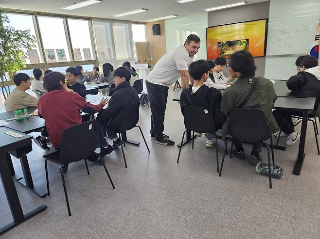 울릉도 학생들이 원어민 강사로부터 영어 수업을 듣고 있다. /울릉군 제공