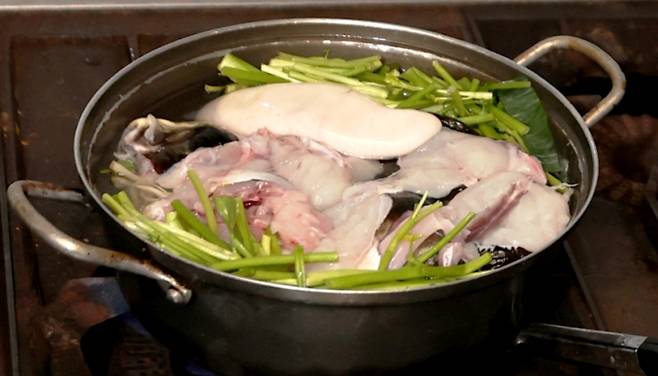 잘 끓인 복어탕 한 그릇은 겨울 추위를 저 멀리로 보내버린다.