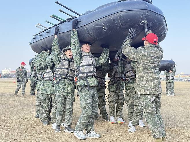 13일 해병대 제1사단 전투연병장에서 참가자들이 12명 1개 조로 무게 120㎏의 IBS를 머리 위로 들어 올리는 헤드캐링 훈련을 하고 있다. /김보규기자 kbogyu84@kbmaeil.com